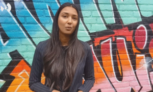 still uit vlog vrouw bij graffitimuur